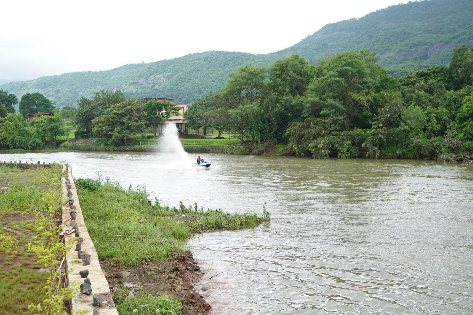 The Boat Club,Karjat Hotel Kültér fotó